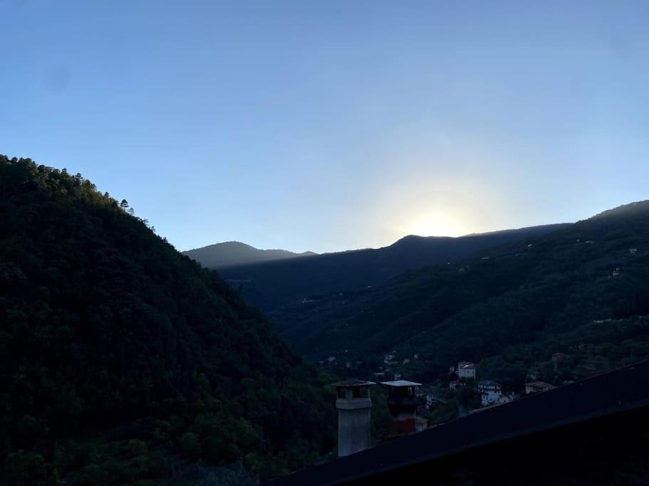 Iconic Italian Townhouse W Rooftop Terrace & Mountain View, Pigna Luaran gambar