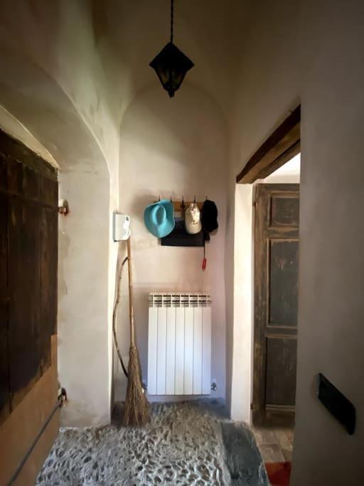 Iconic Italian Townhouse W Rooftop Terrace & Mountain View, Pigna Luaran gambar