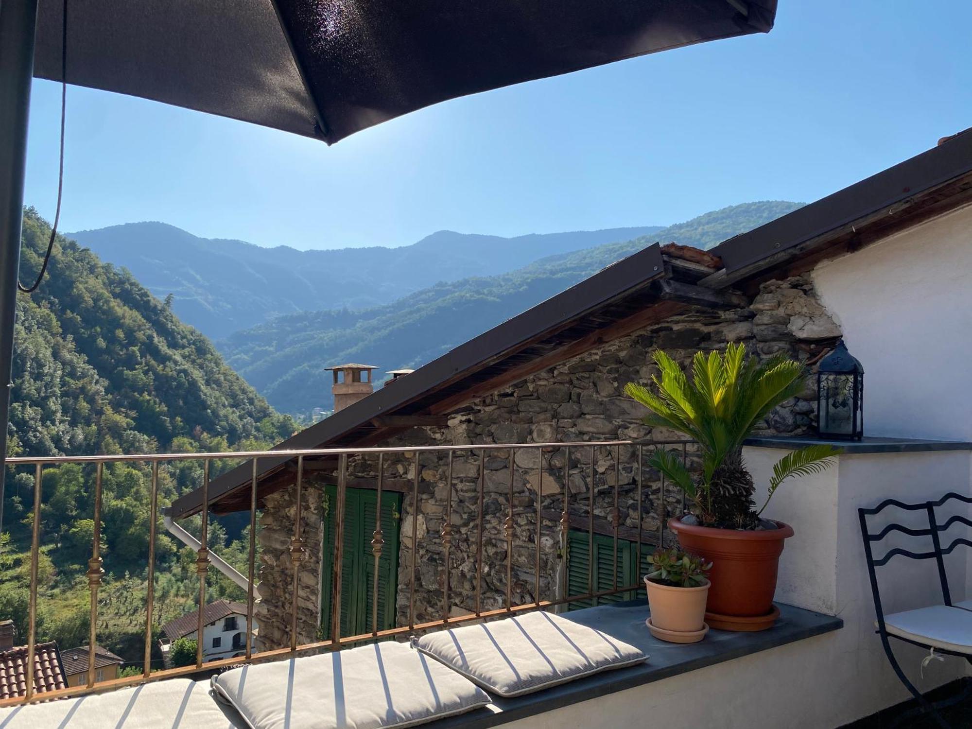 Iconic Italian Townhouse W Rooftop Terrace & Mountain View, Pigna Luaran gambar