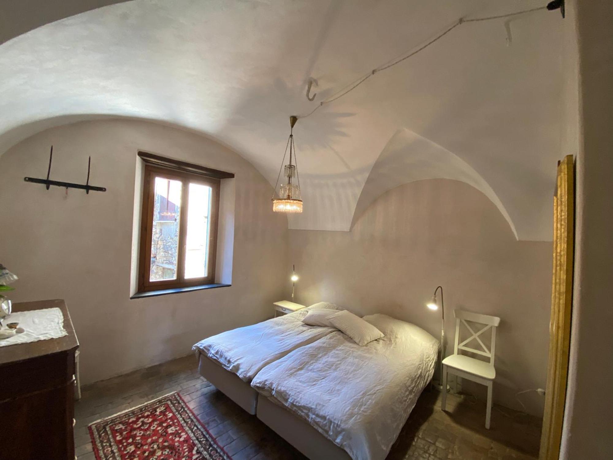 Iconic Italian Townhouse W Rooftop Terrace & Mountain View, Pigna Luaran gambar