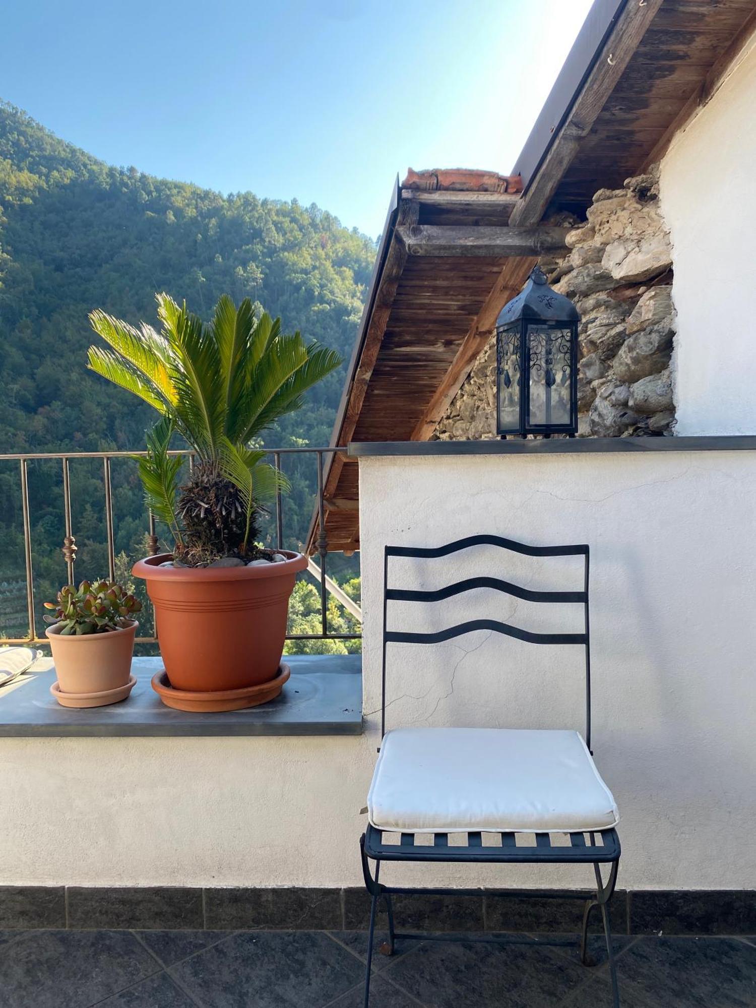 Iconic Italian Townhouse W Rooftop Terrace & Mountain View, Pigna Luaran gambar