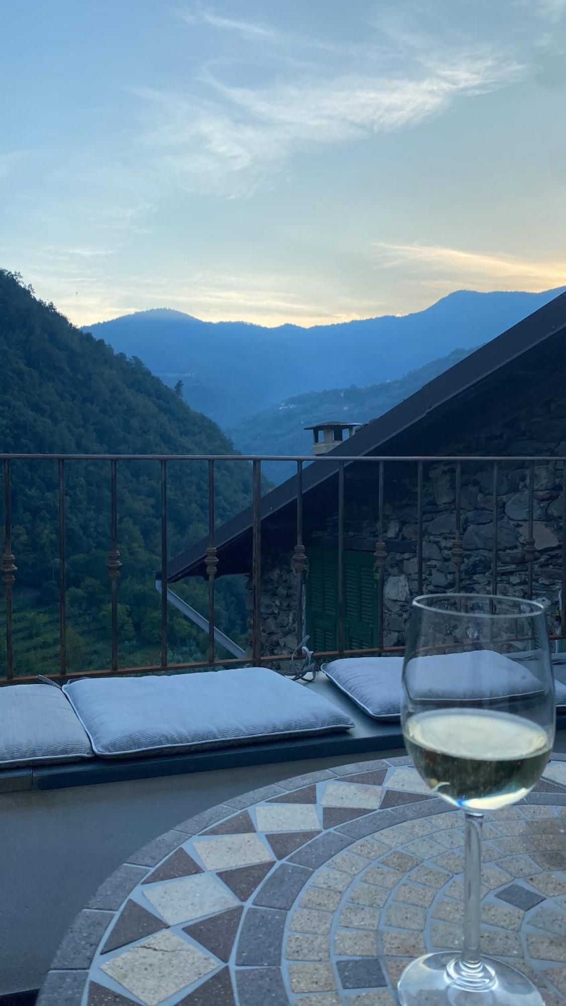Iconic Italian Townhouse W Rooftop Terrace & Mountain View, Pigna Luaran gambar