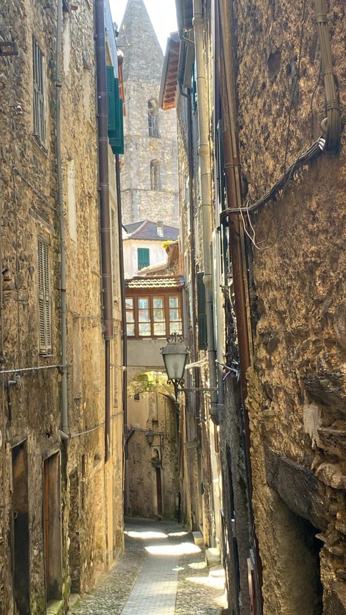 Iconic Italian Townhouse W Rooftop Terrace & Mountain View, Pigna Luaran gambar